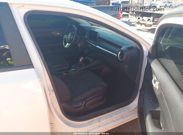 3KPF24AD4KE125784 2019 KIA FORTE White Widok wnętrza z przodu