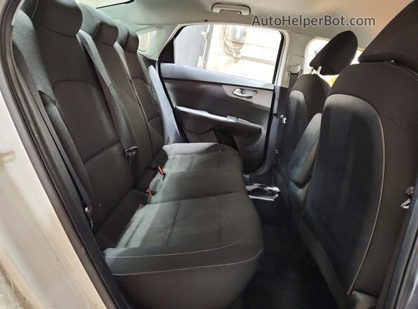 3KPF24AD4LE234277 2020 KIA FORTE White Widok tylnych siedzeń