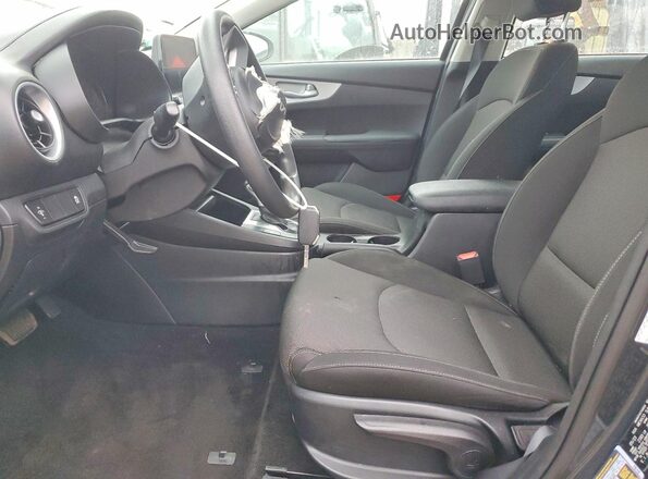 3KPF24AD6PE643046 2023 KIA FORTE Gray Vista interior delantera