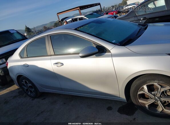 3KPF24AD8ME389805 2021 KIA FORTE Silver Widok wnętrza z tyłu