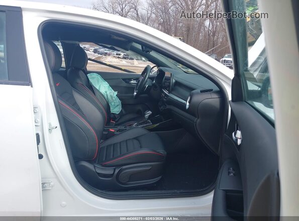 3KPF44AC2PE618601 2023 KIA FORTE White Вид салону спереду