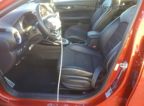 3KPF54AD7PE543660 2023 KIA FORTE Red Widok wnętrza z przodu