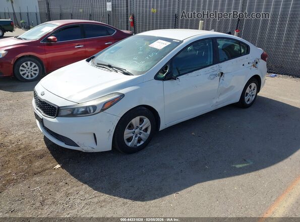 3KPFK4A75HE054436 2017 KIA FORTE White Առջևի ձախ երեք քառորդ տեսարան