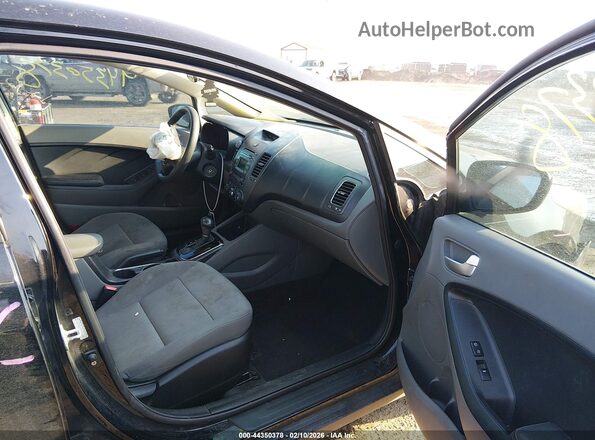 3KPFK4A79HE017616 2017 KIA FORTE Серый Вид салона спереди