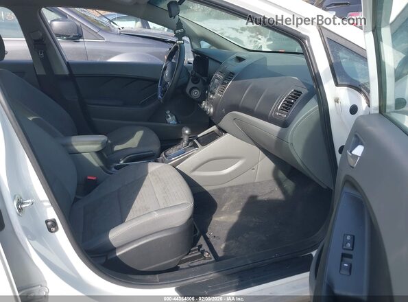 3KPFL4A75HE100344 2017 KIA FORTE Белый Вид салона спереди