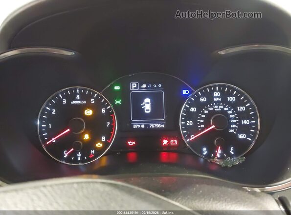 3KPFL4A76JE219624 2018 KIA FORTE Red Vista de los asientos traseros