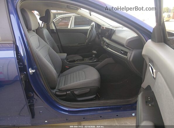 3KPFU4DE1SE138202 2025 KIA K4 Blue Vista interior delantera