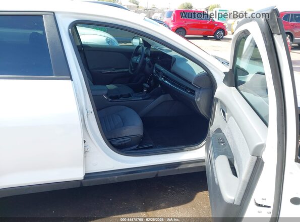 3KPFU4DE4SE028115 2025 KIA K4 White Սալոնի դիմացի տեսք