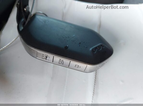 3KPFU4DE4SE028115 2025 KIA K4 White Առջևի վահանակի տեսք