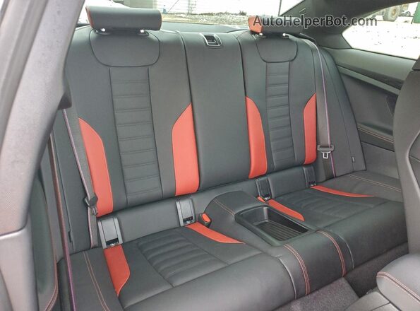 3MF23DM04S8F23433 2025 BMW M2 Black Vista de los asientos traseros