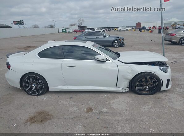 3MW23CM03N8C33814 2022 BMW 2 SERIES White Widok wnętrza z tyłu