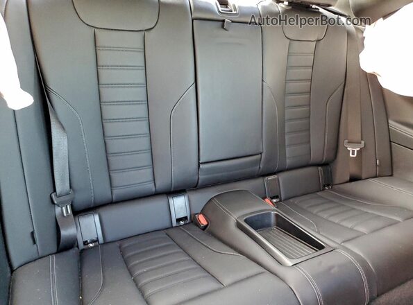 3MW53CM07R8E36935 2024 BMW M2 Purple Vista de los asientos traseros