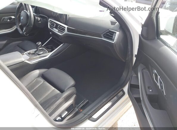 3MW5R7J0XN8C61245 2022 BMW 3 SERIES Белый Вид салона спереди