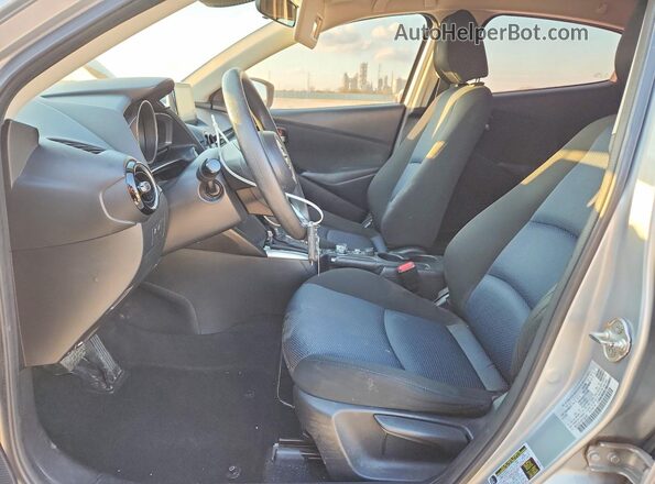 3MYDLBYV0KY522481 2019 TOYOTA YARIS Серебряный Вид салона спереди