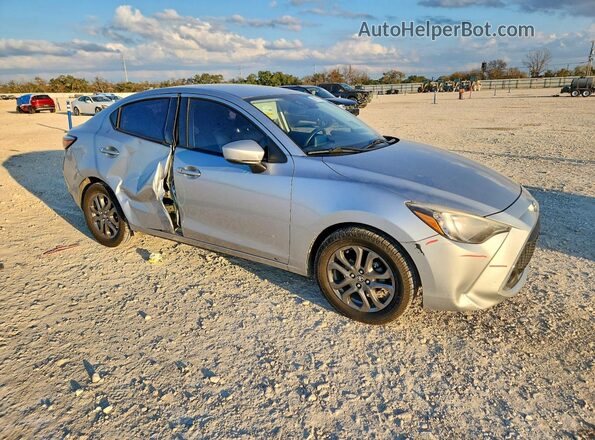 3MYDLBYV0KY522481 2019 TOYOTA YARIS Серебряный Передняя правая четверть