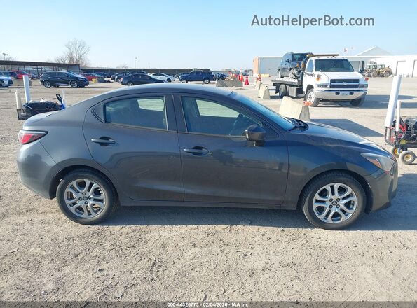 3MYDLBYV1JY314107 2018 TOYOTA YARIS IA Gray Vista interior trasera
