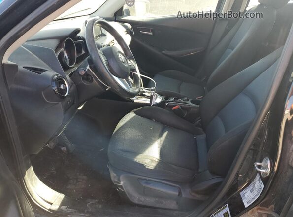 3MYDLBYV1JY322613 2018 TOYOTA YARIS Black Вид салону спереду