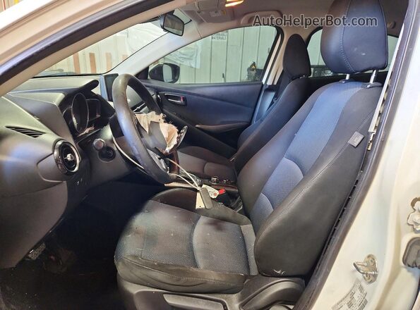 3MYDLBYV3HY152300 2017 TOYOTA YARIS White Vista interior delantera