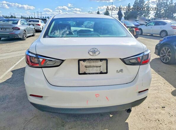 3MYDLBYV3JY330177 2018 TOYOTA YARIS White Вид ззаду