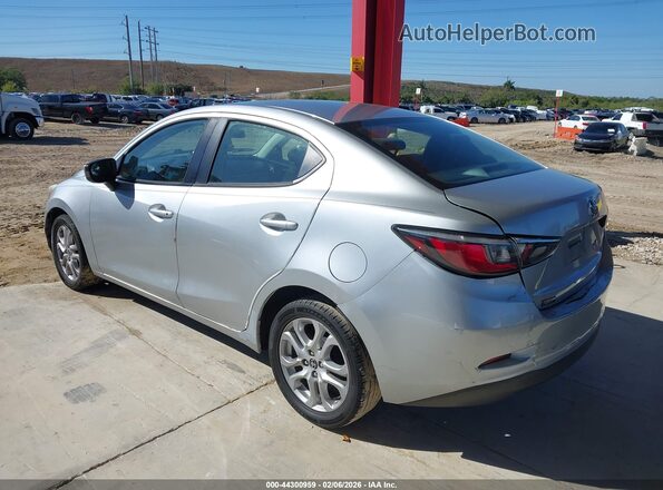3MYDLBYV4JY300086 2018 TOYOTA YARIS IA Silver Trasero izquierdo