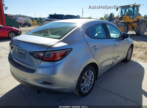 3MYDLBYV4JY300086 2018 TOYOTA YARIS IA Silver Trasero derecho
