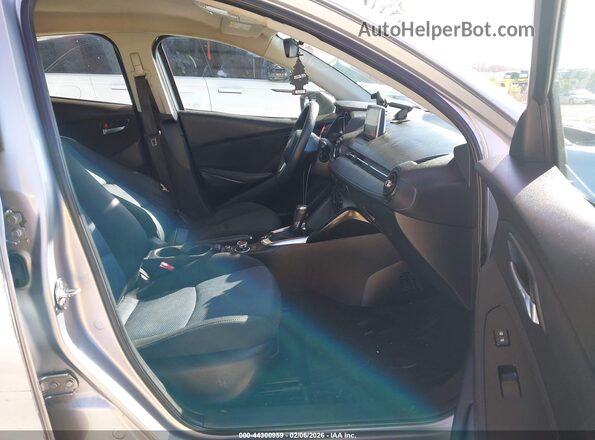 3MYDLBYV4JY300086 2018 TOYOTA YARIS IA Silver Vista interior delantera