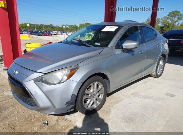 3MYDLBYV4JY300086 2018 TOYOTA YARIS IA Silver Vista tres cuartos delantera izquierda