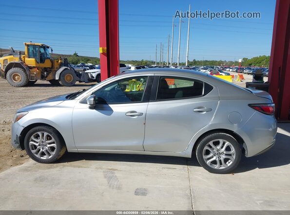 3MYDLBYV4JY300086 2018 TOYOTA YARIS IA Silver Vista interior de 360 grados