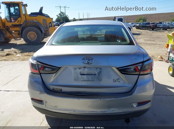 3MYDLBYV4JY300086 2018 TOYOTA YARIS IA Silver 