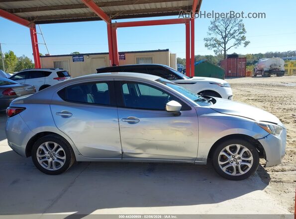 3MYDLBYV4JY300086 2018 TOYOTA YARIS IA Silver Vista interior trasera