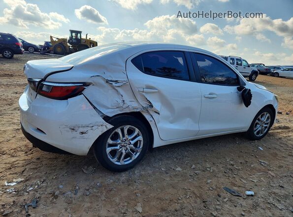 3MYDLBYV8JY323306 2018 TOYOTA YARIS Белый Задняя правая четверть
