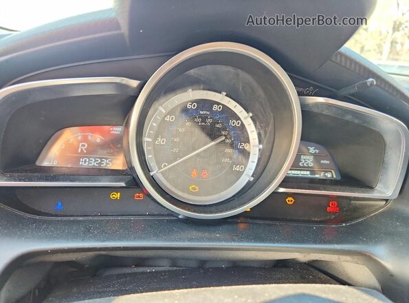3MYDLBYV8JY323306 2018 TOYOTA YARIS Белый Вид щитка приборов