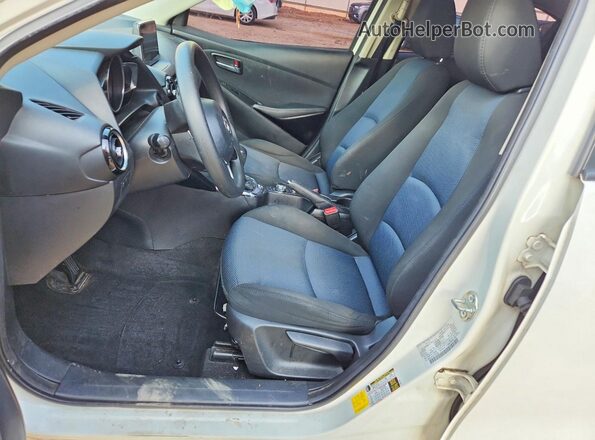 3MYDLBYV8JY323306 2018 TOYOTA YARIS Белый Вид салона спереди