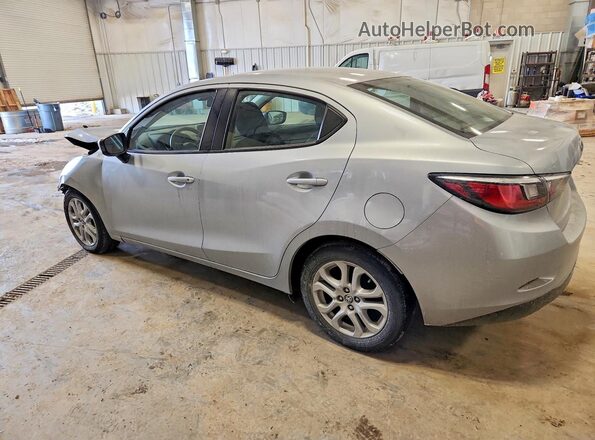3MYDLBYV9JY315800 2018 TOYOTA YARIS Silver 