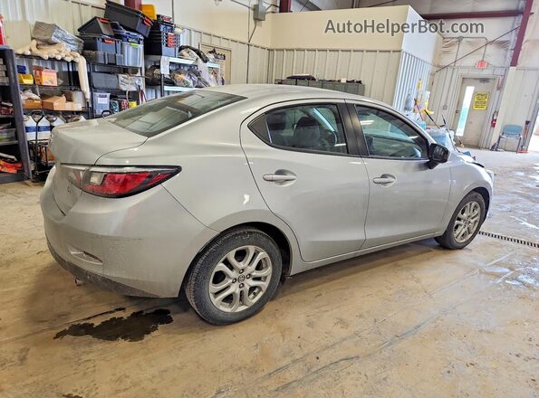 3MYDLBYV9JY315800 2018 TOYOTA YARIS Silver 