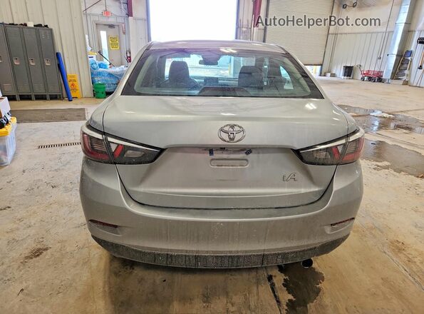 3MYDLBYV9JY315800 2018 TOYOTA YARIS Silver 