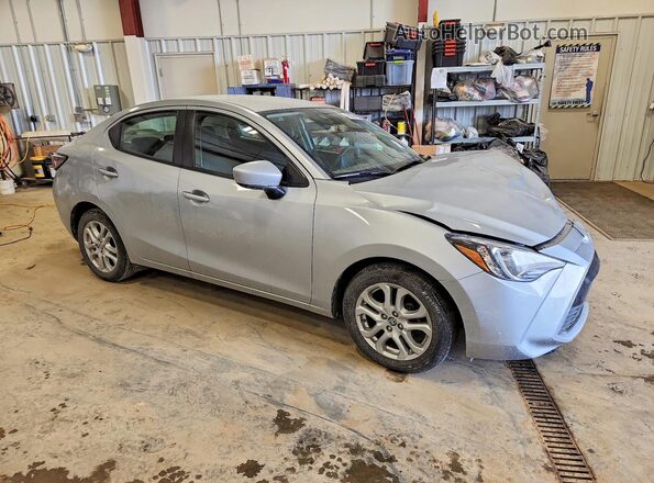 3MYDLBYV9JY315800 2018 TOYOTA YARIS Silver 