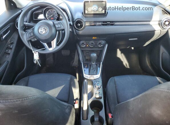 3MYDLBYVXHY193183 2017 TOYOTA YARIS Blue Вид панелі приладів