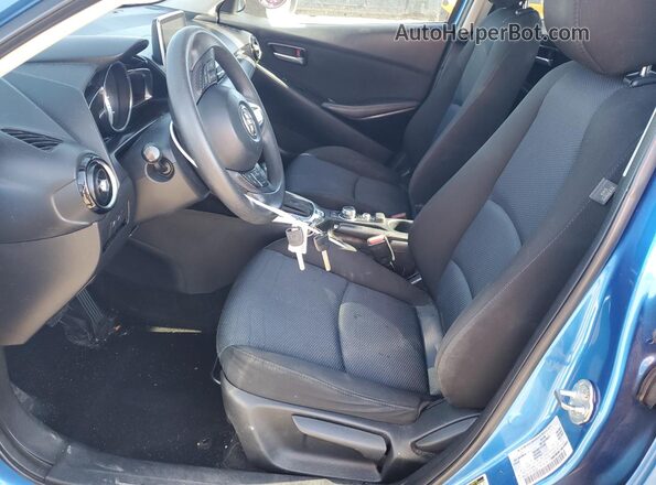 3MYDLBYVXHY193183 2017 TOYOTA YARIS Blue Вид салону спереду