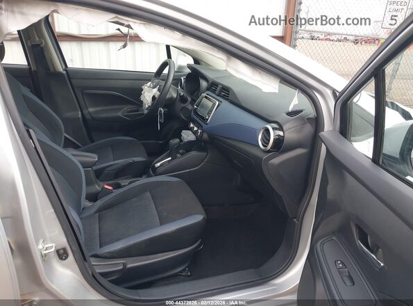 3N1CN8EV5PL856010 2023 NISSAN VERSA Серебряный Вид салона спереди
