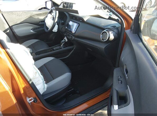 3N1CP5DV6NL479873 2022 NISSAN KICKS Orange Widok wnętrza z przodu