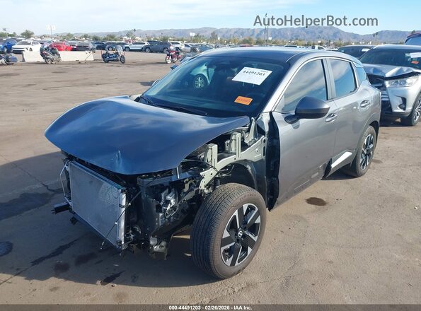 3N8AP6CB2SL406274 2025 NISSAN KICKS Gray Առջևի ձախ երեք քառորդ տեսարան