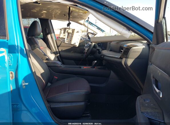 3N8AP6DB9SL389908 2025 NISSAN KICKS Blue Vista interior delantera
