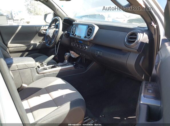 3TMCZ5AN0PM646785 2023 TOYOTA TACOMA Silver Widok wnętrza z przodu
