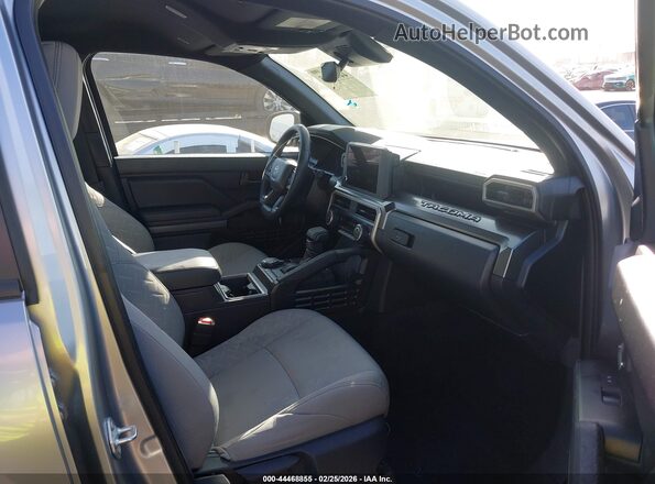 3TMLB5JN1TM215483 2026 TOYOTA TACOMA Silver Widok wnętrza z przodu