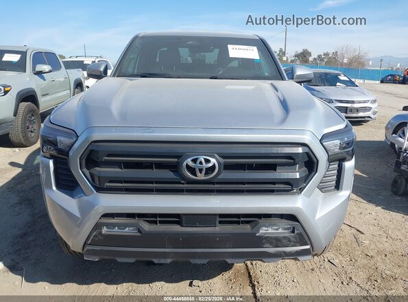 3TMLB5JN1TM215483 2026 TOYOTA TACOMA Silver Widok wnętrza z tyłu