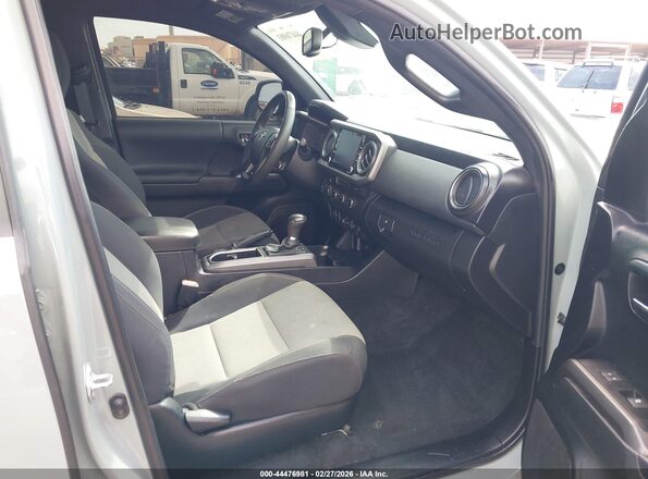 3TYDZ5BNXNT017538 2022 TOYOTA TACOMA Beige Widok wnętrza z przodu