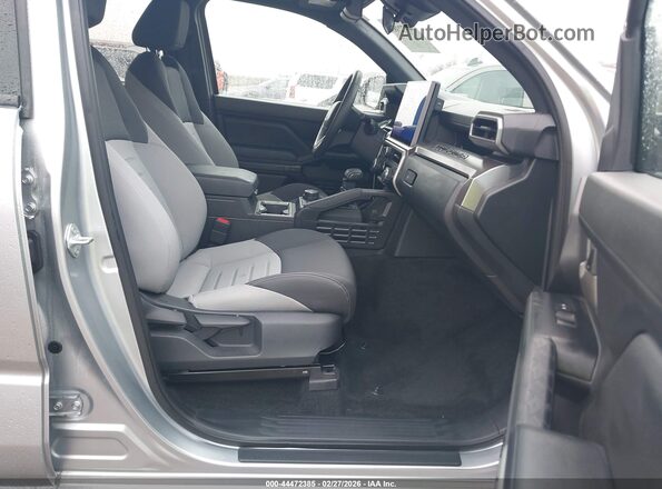 3TYLC5LN7RT013898 2024 TOYOTA TACOMA HYBRID Серебряный Вид салона спереди
