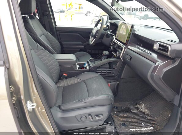 3TYLC5LN9ST027016 2025 TOYOTA TACOMA HYBRID Green Front interior view