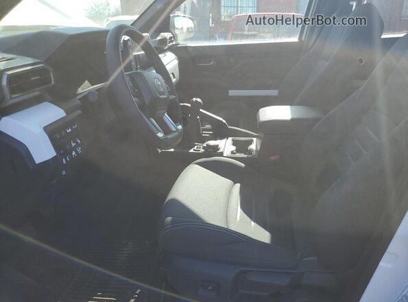 3TYLE5JN5RT044399 2024 TOYOTA LE White Vista interior delantera
